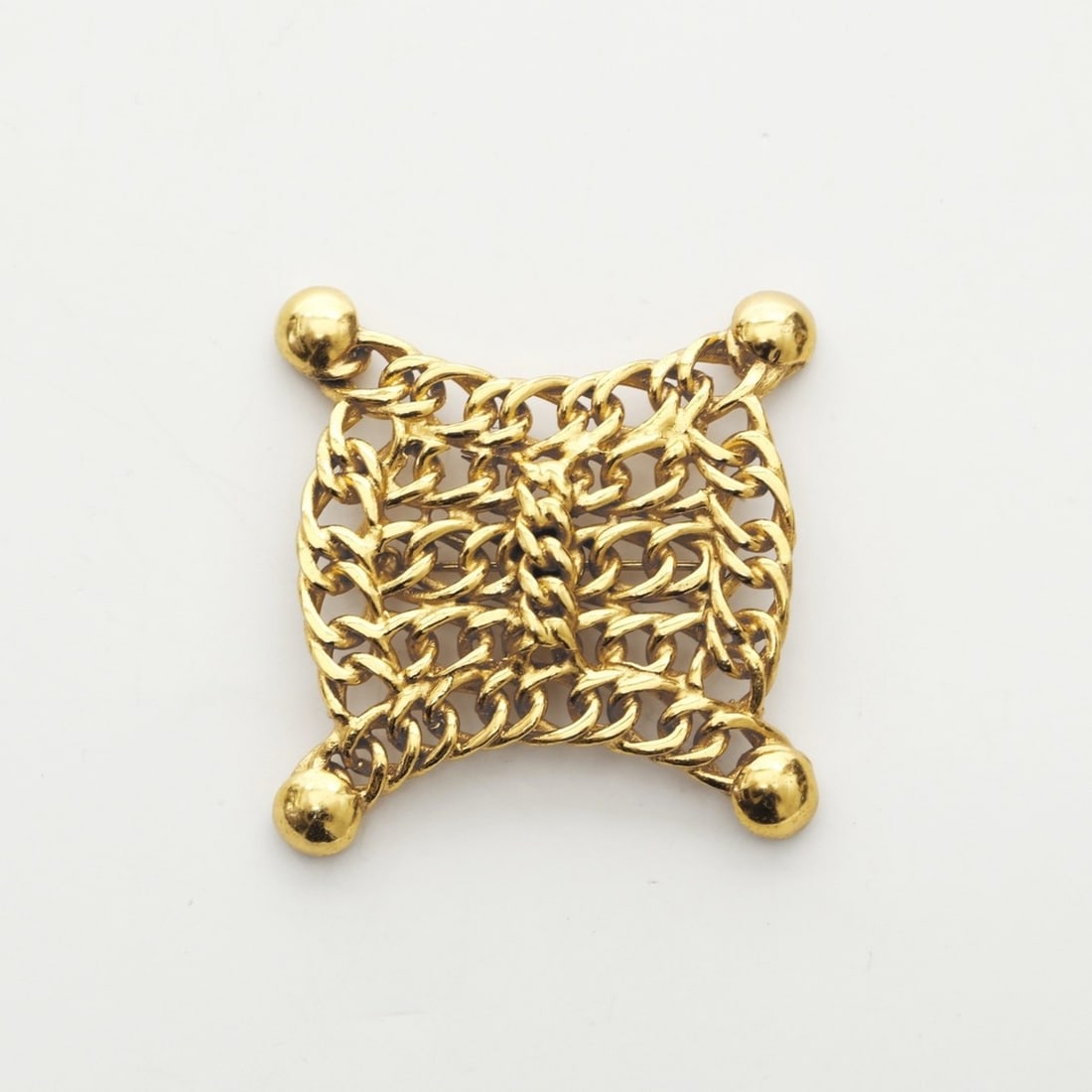 Celine Triomphe Chain Brooch Gold WS23257: --- Catalog ---Category: SizeSize (HxWxD): 5.3cm x 5.3cm / 2.08'' x 2.08''Category: DesignType: BroochColor: GoldGender: WomenCategory: GeneralBrand: Celine--- Item List ---Section: ConditionRanking: