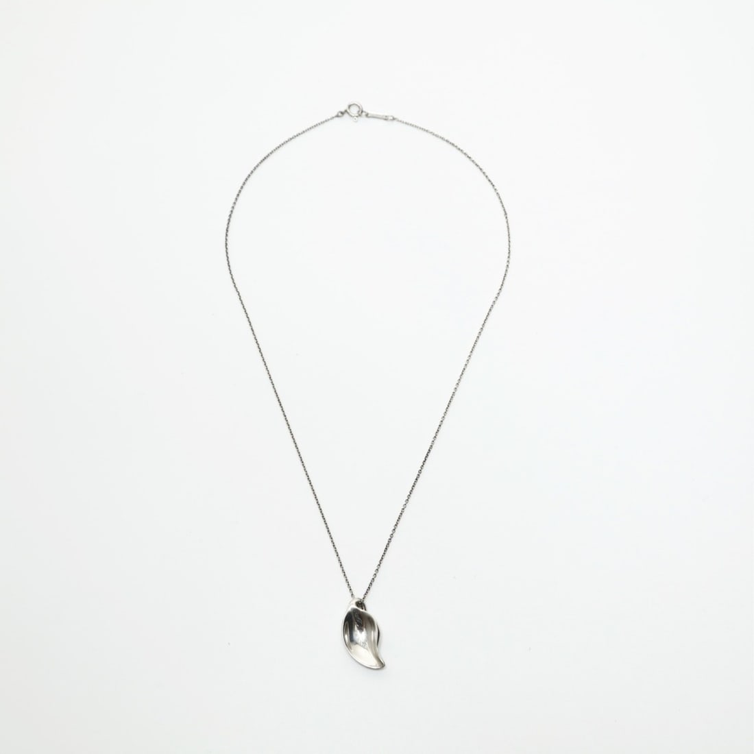Tiffany & Co. 925 Elsa Peretti Leaf Necklace in Silver, WS23616: --- Catalog ---Category: SizePendant Size: 20mm x 10mm / 0.78'' x 0.39''Neck Circumference: 40 cm / 15.74''Category: DesignColor: SilverGender: WomenNecklace Type: NecklaceCategory: GeneralBrand: Tiff