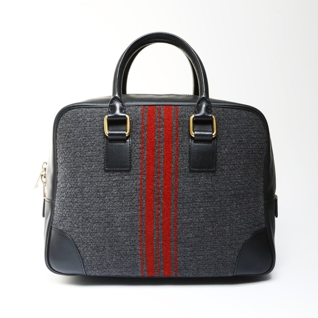 Celine wool handbag, grey, WS25296: --- Catalog ---Category: SizeSize (HxWxD): 25cm x 34cm x 12cm / 9.84'' x 13.38'' x 4.72''Category: DesignType: HandbagColor: GrayGender: WomenCategory: GeneralBrand: CelineCountry of Origin: Italy---