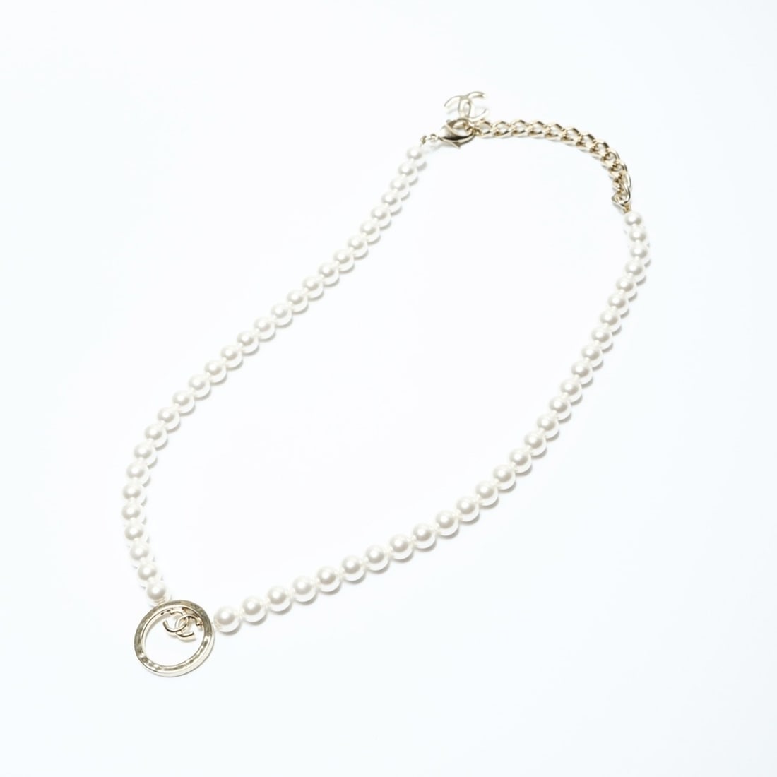 CHANEL B24C 2024 Pearl Coco Mark Necklace White WS23945: --- Catalog ---Category: SizePendant Size: 25mm x 22mm / 0.98'' x 0.86''Neck Circumference: 59 cm / 23.22''Category: DesignColor: WhiteGender: WomenNecklace Type: NecklaceCategory: GeneralBrand: Chane