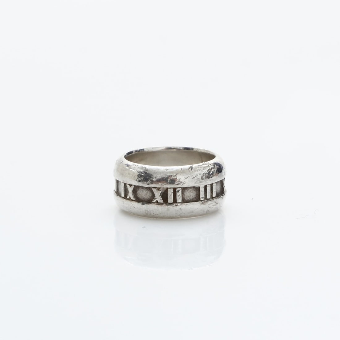 Tiffany & Co. Atlas 925 Silver Ring WS23252: --- Catalog ---Category: SizeJP Size: 7.5US Size: 4Category: DesignType: Band ringColor: SilverGender: WomenCategory: GeneralBrand: Tiffany--- Item List ---Section: ConditionRanking: Rank A Used - A f