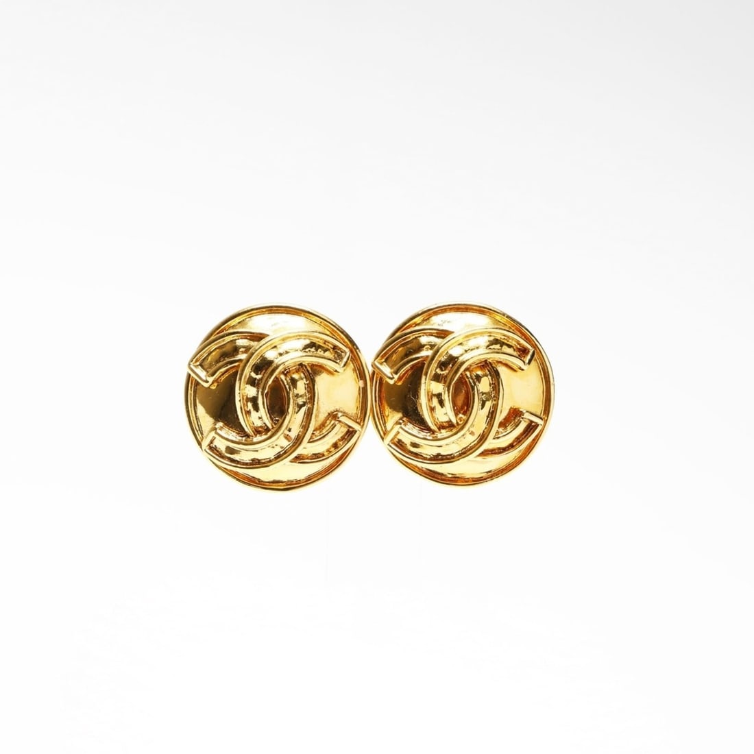 CHANEL 94P 1996 Round Coco Mark Earrings Gold WS23911: --- Catalog ---Category: SizeSize (HxWxD): 22.00mm x 22.00mm / 0.87'' x 0.87''Category: DesignType: Clip earringsColor: GoldGender: WomenCategory: GeneralBrand: Chanel--- Item List ---Section: Conditi
