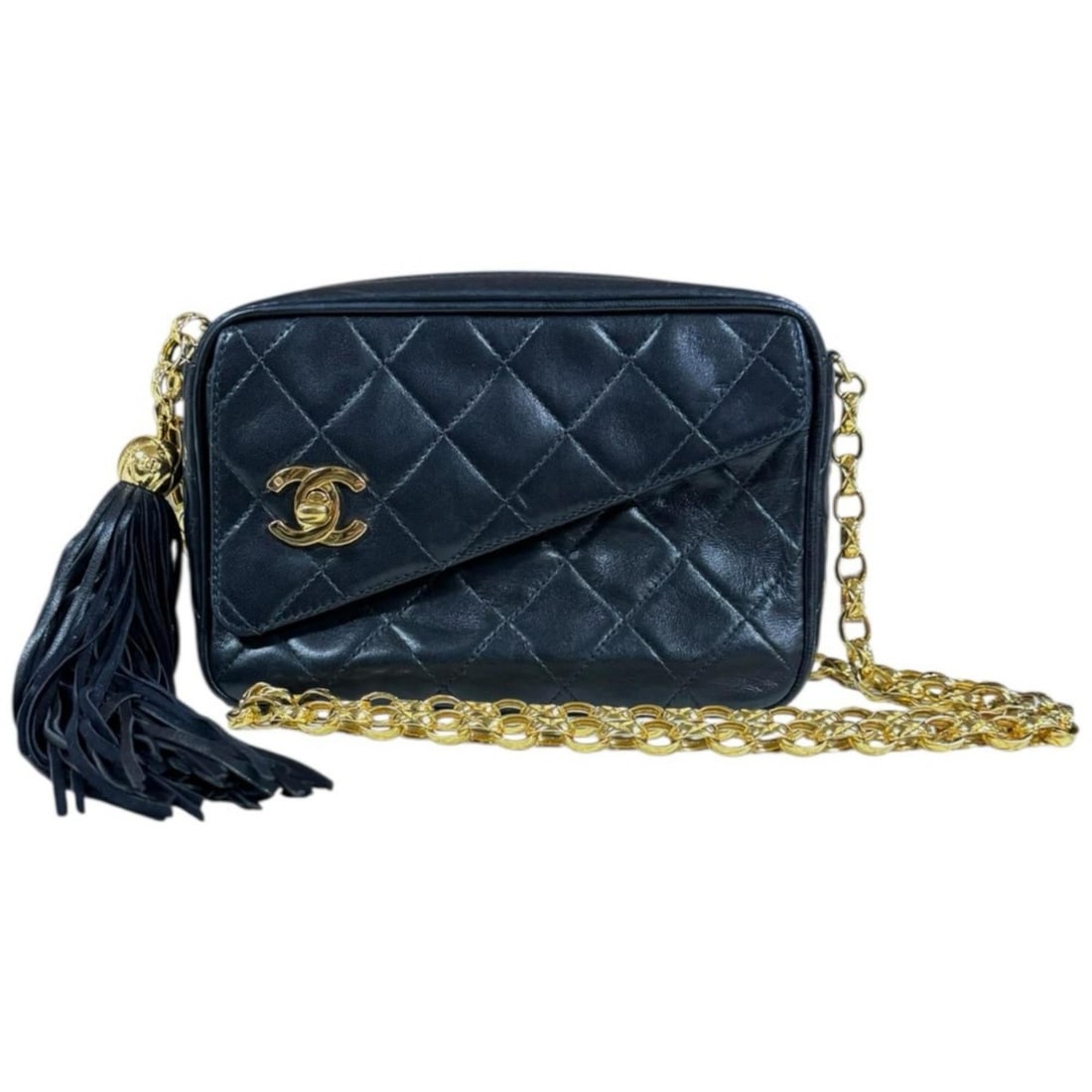 Pre-owned Chanel Matelasse Shoulder Bag in Black Lambskin with Chain and Fringe.: --- Catalog ---Category: SizeWeight: 450g / 15.87oz.Strap Drop: 13cm / 5.11''Size (HxWxD): 12.5cm x 18cm x 7.5cm / 4.92'' x 7.08'' x 2.95''Strap Length: 113cm / 44.48''Category: DesignType: Shoulder b