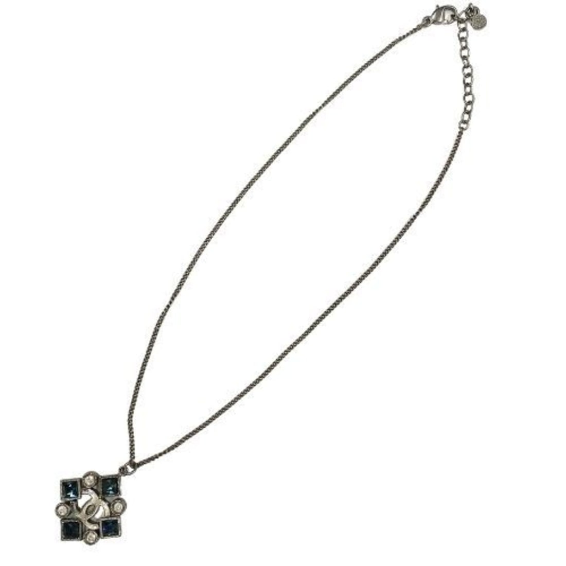 CHANEL Coco Mark Gripoix Rhinestone Pendant Vintage Necklace in Silver WS2865: --- Catalog ---Category: SizePendant Size: 27mm x 27mm / 1.06'' x 1.06''Neck Circumference: 50 cm / 19.68''Category: DesignColor: SilverGender: WomenNecklace Type: NecklaceCategory: GeneralBrand: Chan