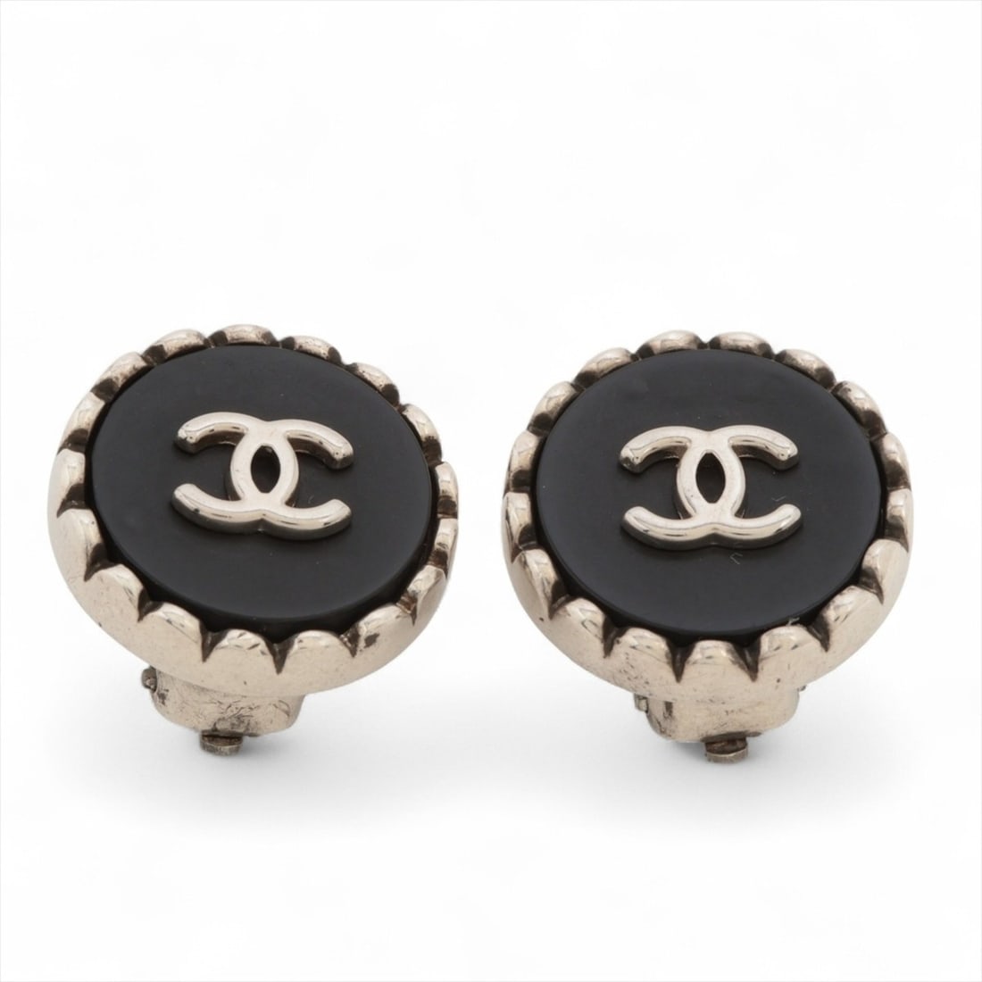CHANEL 96P 1996 Coco Mark Earrings, Black and Silver, WS16310: --- Catalog ---Category: SizeSize (HxWxD): 17.00mm x 17.00mm / 0.67'' x 0.67''Category: DesignType: Clip earringsColor: Black, SilverGender: WomenCategory: GeneralBrand: ChanelCountry of Origin: Franc
