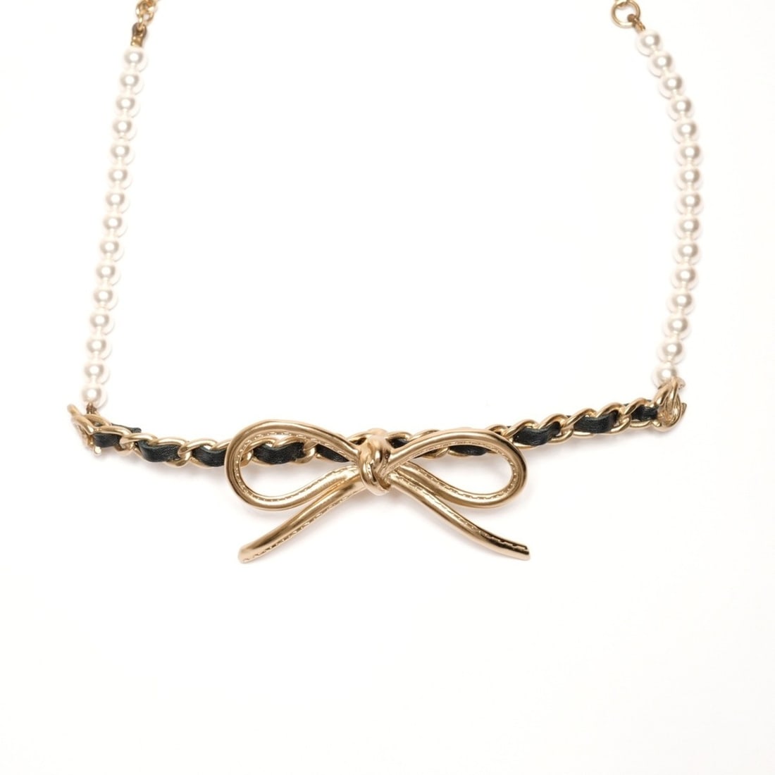 CHANEL A22S 2022 Coco Mark Ribbon Pearl Necklace Gold WS25364: --- Catalog ---Category: SizePendant Size: 30mm x 53mm / 1.18'' x 2.08''Neck Circumference: 45 cm / 17.71''Category: DesignColor: GoldGender: WomenNecklace Type: NecklaceCategory: GeneralBrand: Chanel