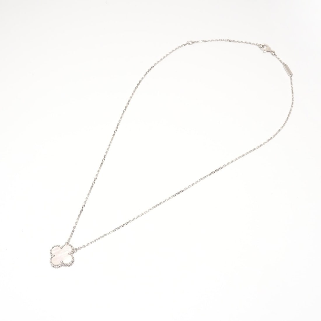 Van Cleef & Arpels Au750 White Gold Vintage Alhambra Shell Necklace in Silver (WS26187): --- Catalog ---Category: SizePendant Size: 15mm x 15mm / 0.59'' x 0.59''Neck Circumference: 40 cm / 15.74''Category: DesignColor: SilverGender: WomenNecklace Type: NecklaceCategory: GeneralBrand: Van