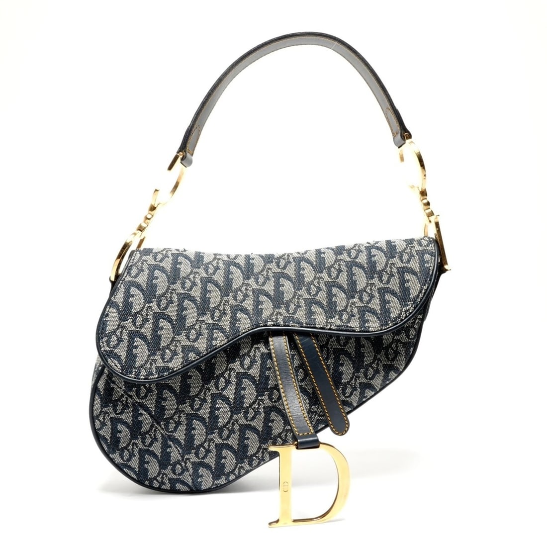Christian Dior Trotter Canvas Saddle Bag Shoulder Navy WS26886: --- Catalog ---Category: SizeSize (HxWxD): 20cm x 25cm x 7cm / 7.87'' x 9.84'' x 2.75''Category: DesignType: Saddle bag, Shoulder bagColor: NavyGender: WomenCategory: GeneralBrand: Christian DiorCount