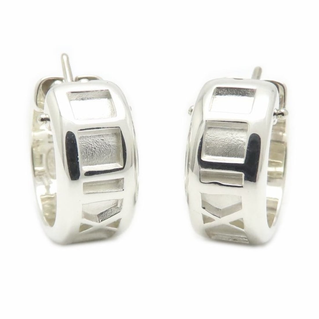 TIFFANY & Co. Tiffany Atlas Hoop Earrings in SV925 for Women, 295189: --- Catalog ---Category: SizeSize (HxWxD): 14.50mm x 6.90mm / 0.57'' x 0.27''Category: DesignType: Hoop earringsColor: SilverGender: WomenMaterial: Silver 925Category: GeneralBrand: Tiffany--- Item Li