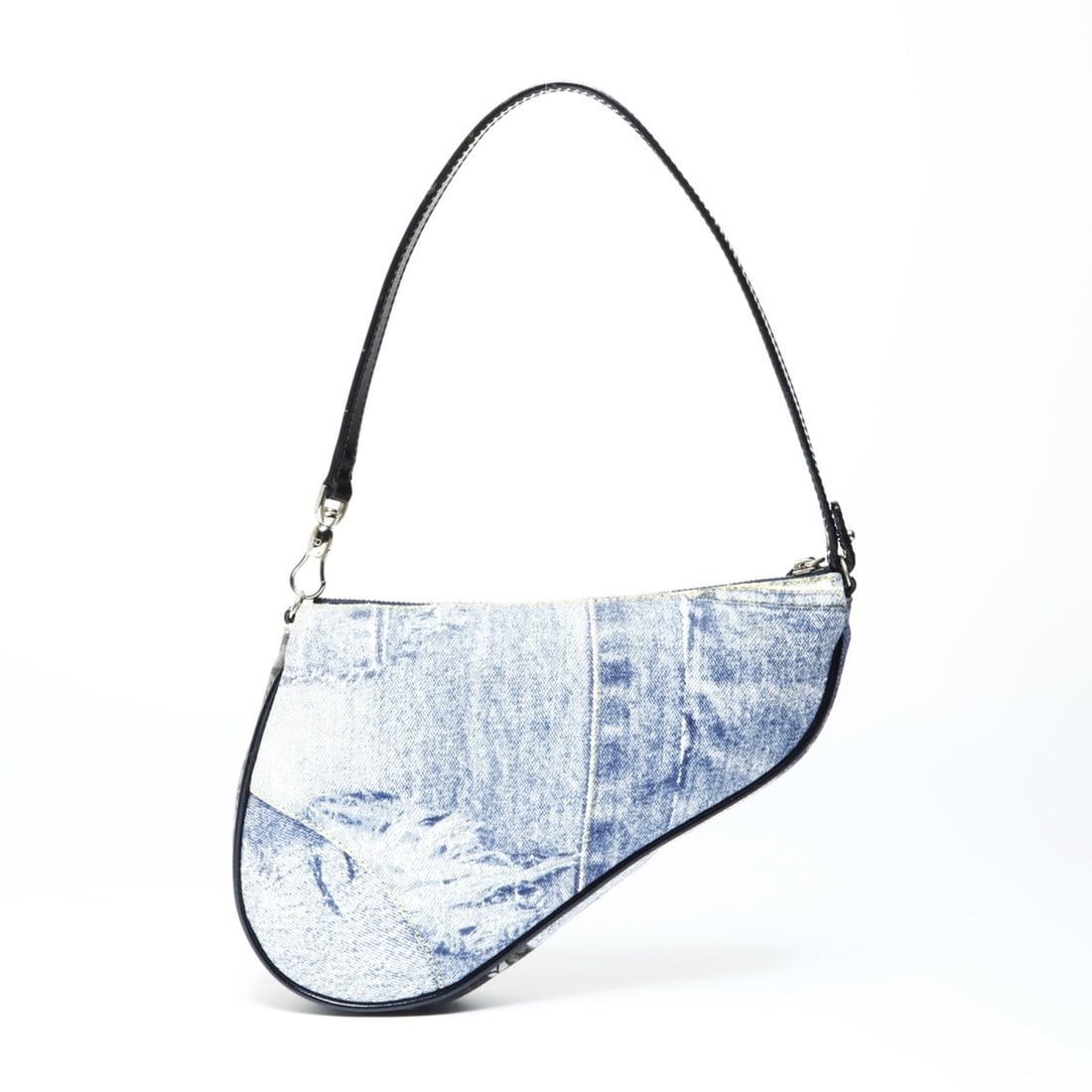 Christian Dior denim print saddle bag, cotton shoulder blue: --- Catalog ---Category: SizeSize (HxWxD): 17cm x 24cm x 4cm / 6.69'' x 9.44'' x 1.57''Category: DesignType: Saddle bag, Shoulder bagColor: BlueGender: WomenCategory: GeneralBrand: Christian DiorCount