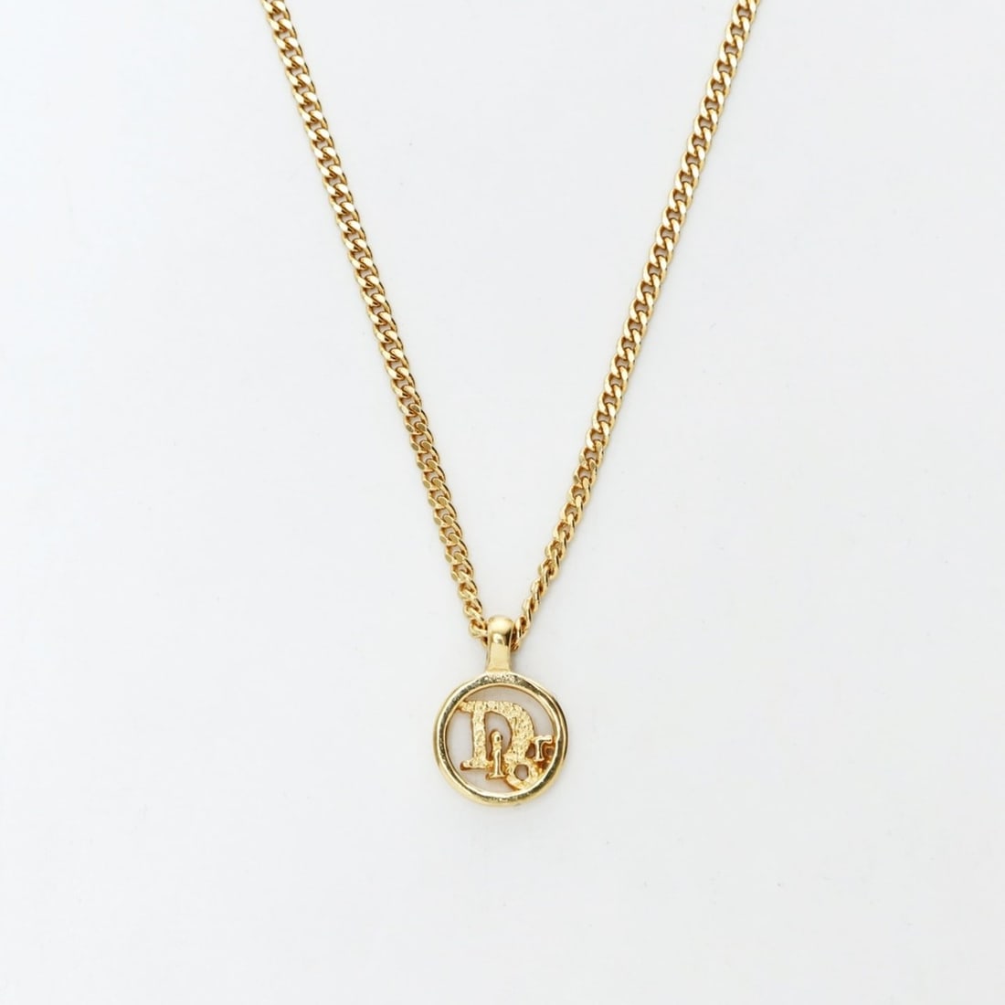 Christian Dior CD logo necklace in gold: --- Catalog ---Category: SizePendant Size: 10mm x 10mm / 0.39'' x 0.39''Neck Circumference: 42 cm / 16.53''Category: DesignColor: GoldGender: WomenNecklace Type: NecklaceCategory: GeneralBrand: Christ