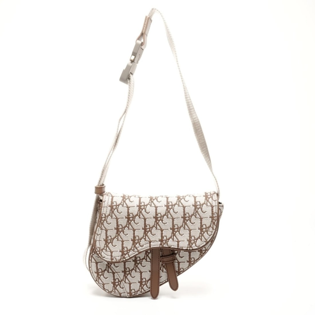 Christian Dior x Travis Scott Oblique Saddle Bag Canvas Shoulder Beige: --- Catalog ---Category: SizeSize (HxWxD): 16cm x 19cm x 3.5cm / 6.29'' x 7.48'' x 1.37''Category: DesignType: Saddle bag, Shoulder bagColor: BeigeGender: WomenCategory: GeneralBrand: Christian DiorCo