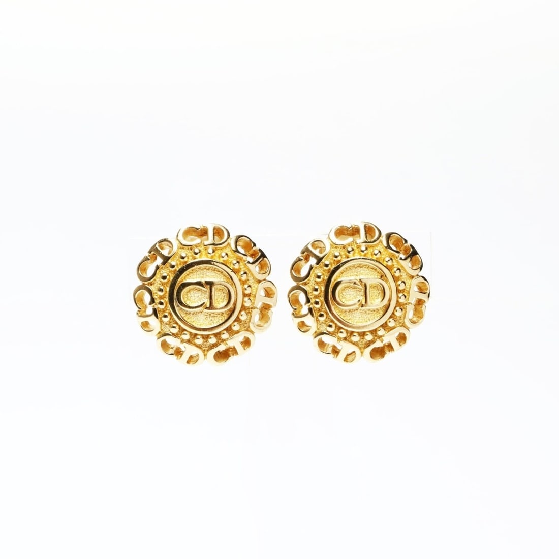 Christian Dior CD logo earrings in gold: --- Catalog ---Category: SizeSize (HxWxD): 25.00mm x 25.00mm / 0.98'' x 0.98''Category: DesignType: Clip earringsColor: GoldGender: WomenCategory: GeneralBrand: Christian DiorCountry of Origin: France