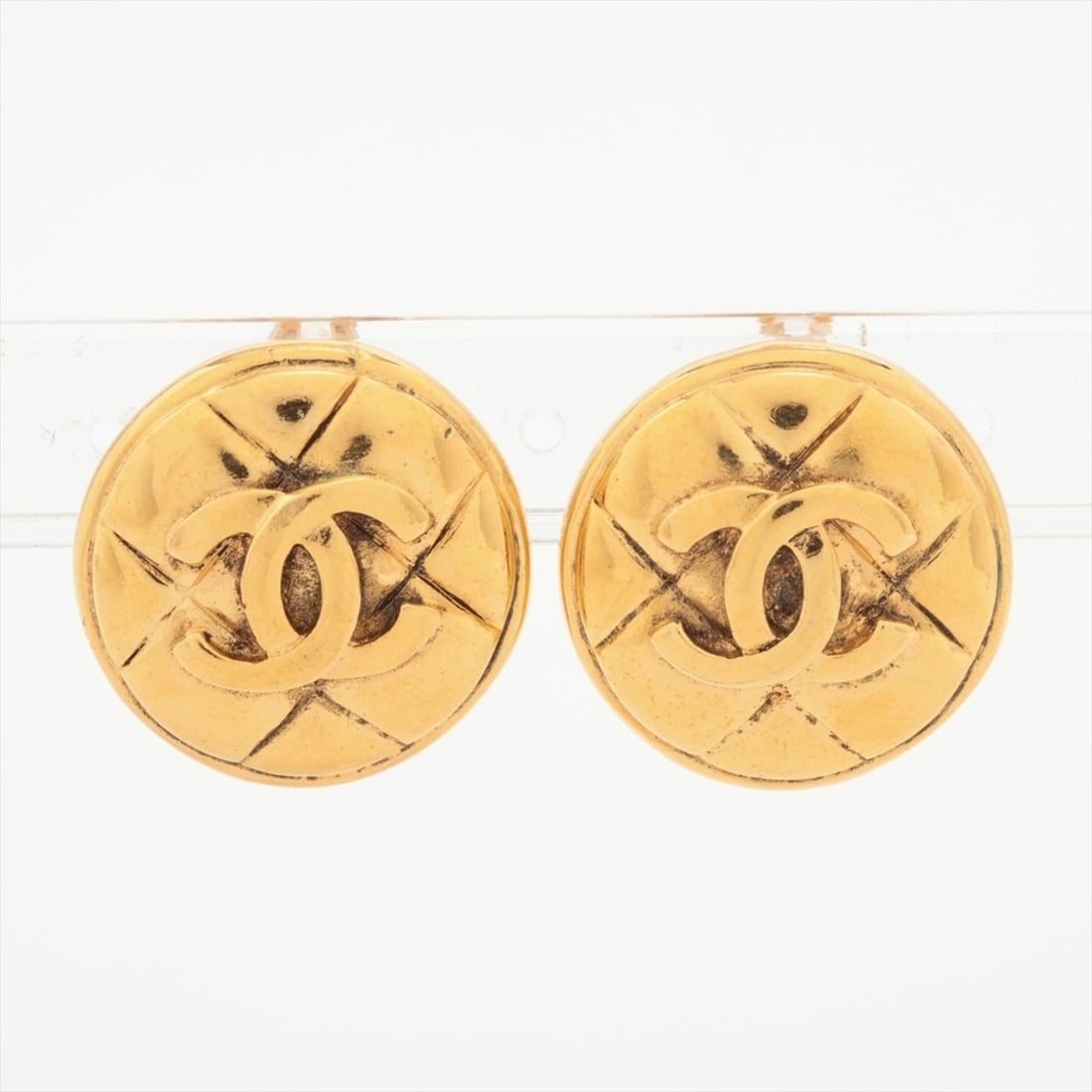 CHANEL 1980s-1990s Coco Mark Round Matelasse Earrings in Gold: --- Catalog ---Category: SizeSize (HxWxD): 25.00mm x 25.00mm / 0.98'' x 0.98''Category: DesignType: Clip earringsColor: GoldGender: WomenCategory: GeneralBrand: Chanel--- Item List ---Section: Conditi