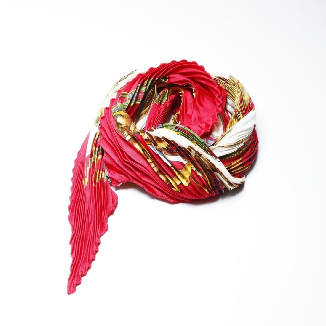 Hermes pleated silk scarf in red: --- Catalog ---Category: SizeSize (LxW): 84cm x 1.28m / 33.07'' x 50.39''Category: DesignType: ScarfColor: Red colorGender: WomenCategory: GeneralBrand: HermesCountry of Origin: France--- Item List