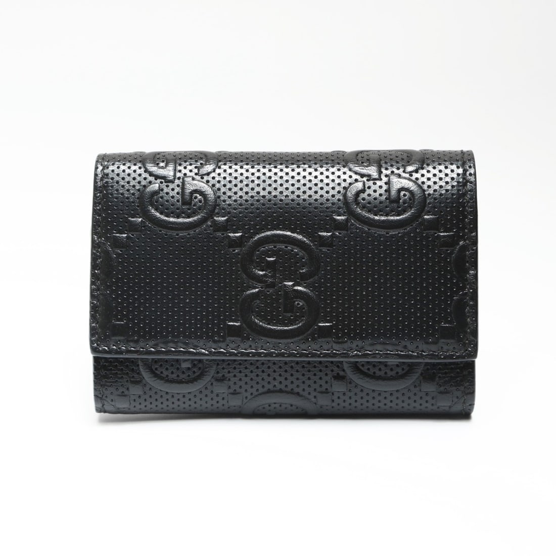 Gucci GG embossed leather key case in black: --- Catalog ---Category: DesignType: KeycaseColor: BlackGender: Men,WomenCategory: GeneralBrand: GucciCountry of Origin: ItalyCategory: Physical PropertiesSize (HxWxD): 7.5cm x 11cm x 2cm / 2.95'' x
