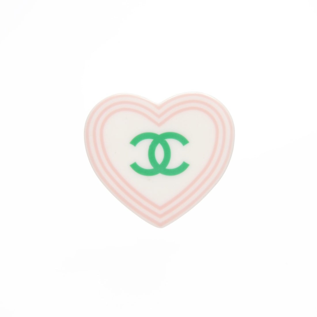 CHANEL 04C 2004 Coco Mark Heart Brooch White: --- Catalog ---Category: SizeSize (HxWxD): 3.5cm x 4.2cm / 1.37'' x 1.65''Category: DesignType: BroochColor: WhiteGender: WomenCategory: GeneralBrand: Chanel--- Item List ---Section: