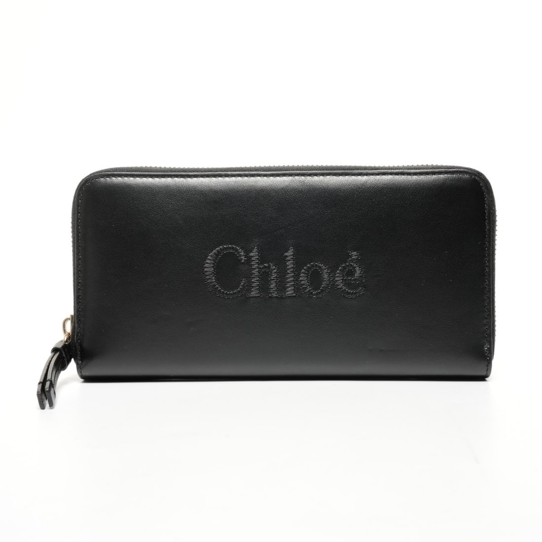 Chloé Chloe Leather Round Zip Logo Long Wallet in Black: --- Catalog ---Category: SizeSize (HxWxD): 10cm x 19cm / 3.93'' x 7.48''Category: DesignType: Long wallet (bi-fold)Color: BlackGender: Men,WomenMaterial: Leather Category: GeneralBrand: Chloé--- Item