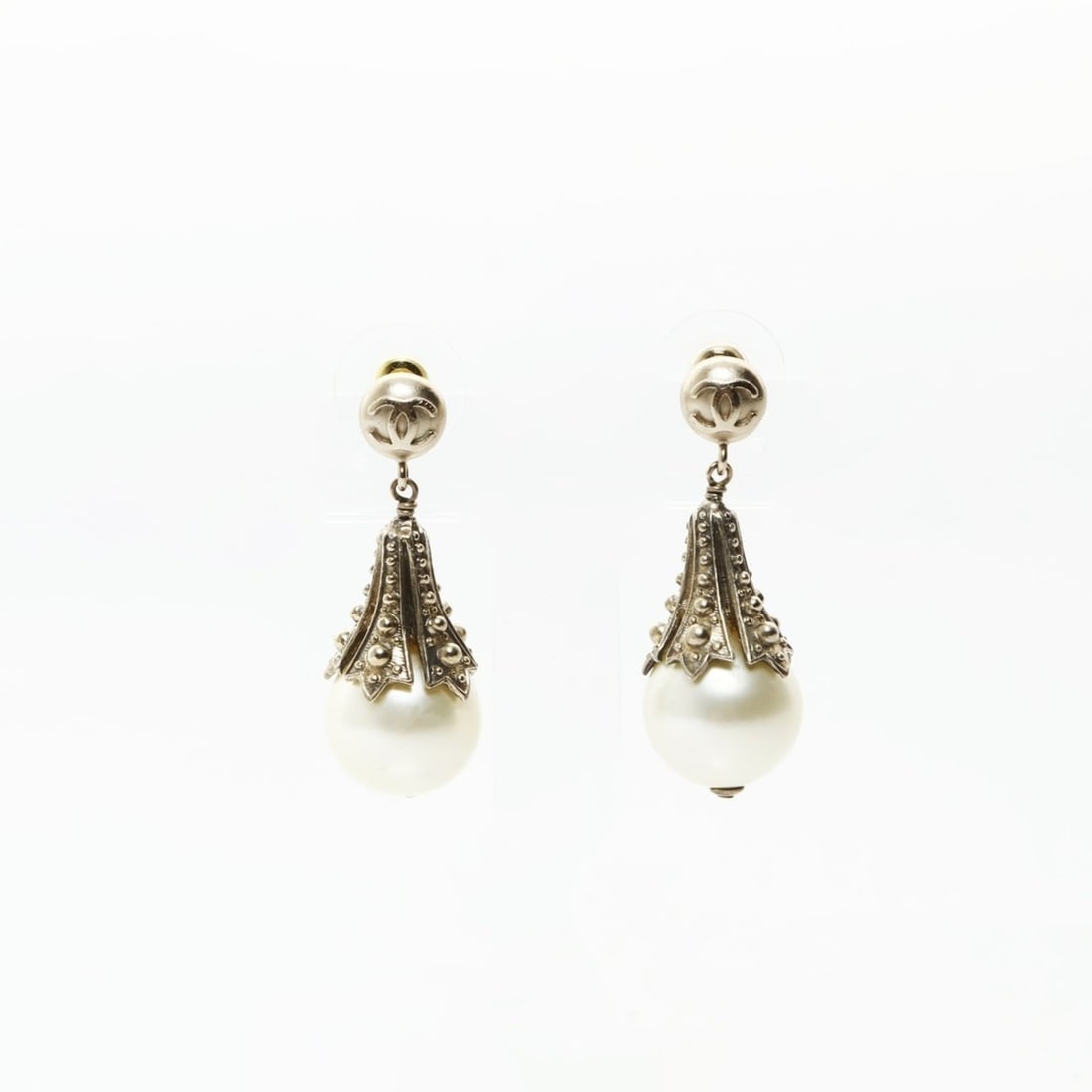 CHANEL 03P 2003 Swing Pearl Coco Mark Earrings, Gold, WS26568: --- Catalog ---Category: SizeSize (HxWxD): 40.00mm x 13.00mm / 1.57'' x 0.51''Category: DesignType: Drop earringsColor: GoldGender: WomenCategory: GeneralBrand: Chanel--- Item List ---Section: Conditi