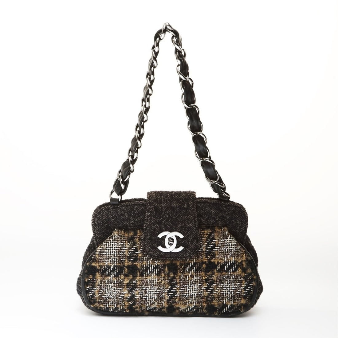 CHANEL Tweed Check Coco Mark Shoulder Bag Black WS27039: --- Catalog ---Category: SizeSize (HxWxD): 18cm x 27cm x 10cm / 7.08'' x 10.62'' x 3.93''Strap Length: 56cm / 22.04''Category: DesignType: Shoulder bagColor: BlackGender: WomenMaterial: Tweed Category