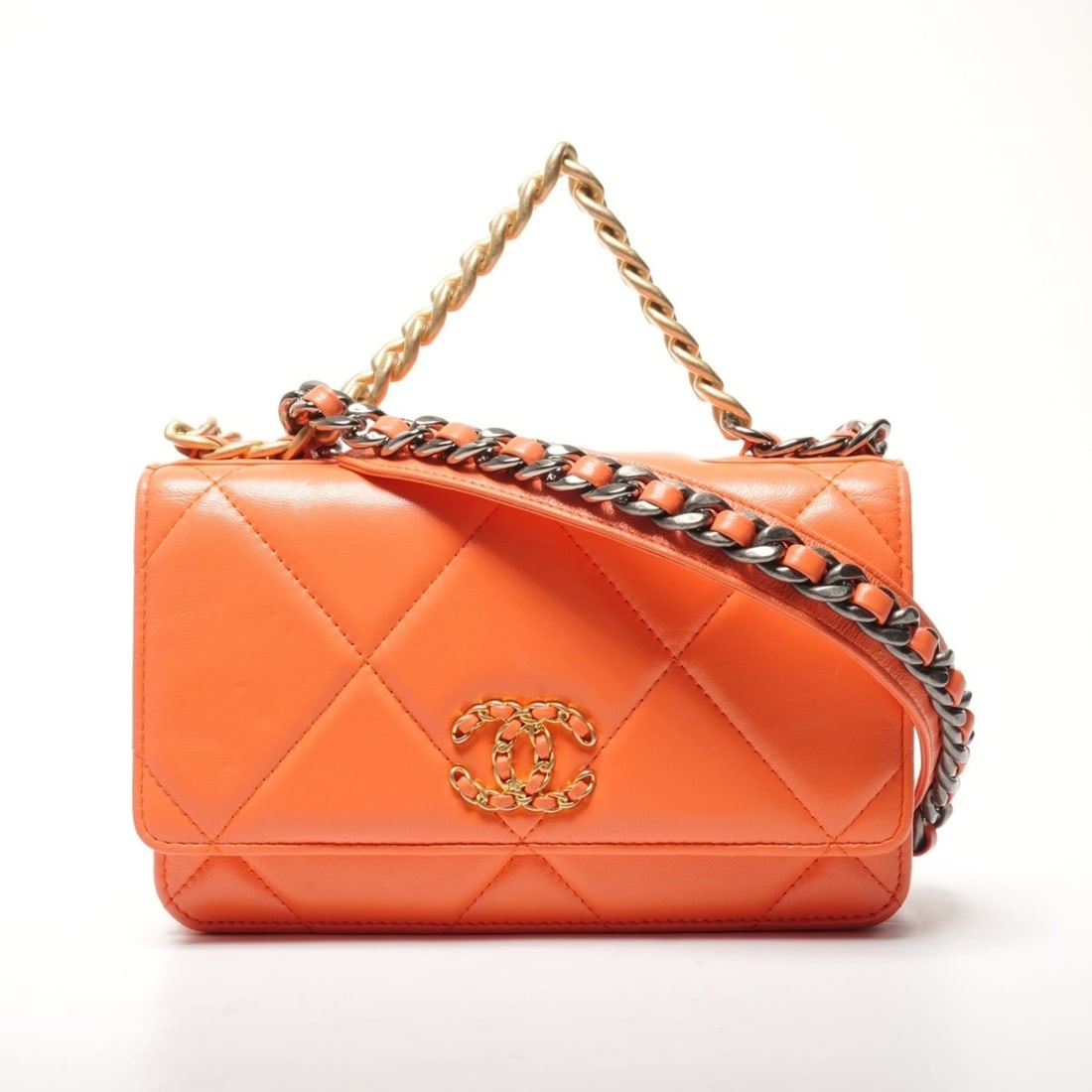 CHANEL 29 series 2019 Chanel 19 Chain Wallet Matelasse Lambskin Shoulder Bag Orange: --- Catalog ---Category: SizeHandle Drop: 7.00cm / 2.76''Size (HxWxD): 12cm x 19cm x 3cm / 4.72'' x 7.48'' x 1.18''Strap Length: 128cm / 50.39''Category: DesignType: Shoulder bagColor: OrangeGender: W