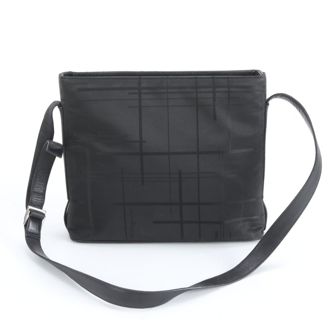 Salvatore Ferragamo 9361 Leather and Nylon Shoulder Bag, Black, Women's: --- Catalog ---Category: SizeSize (HxWxD): 20cm x 26cm x 8cm / 7.87'' x 10.23'' x 3.14''Category: DesignType: Shoulder bagColor: BlackGender: WomenMaterial: Leather , Nylon Category: GeneralMPN: 9361B