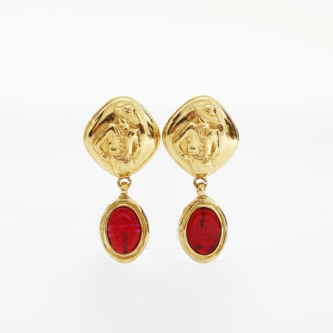 CHANEL 1954-1985 Coco Chanel Drop Earrings Gold: --- Catalog ---Category: SizeSize (HxWxD): 48.00mm x 23.00mm / 1.89'' x 0.91''Category: DesignType: Clip earringsColor: GoldGender: WomenCategory: GeneralLine: CocoBrand: Chanel--- Item List ---Sectio