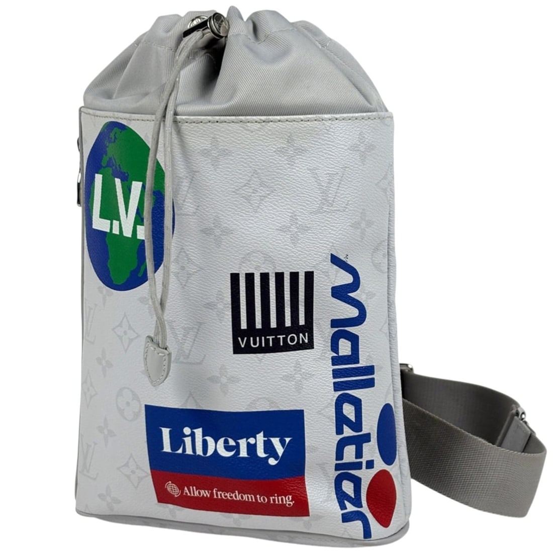 Louis Vuitton Chalk Sling Bag, Monogram White, Shoulder Bag/Body M44629, Men's: --- Catalog ---Category: SizeSize (HxWxD): 30cm x 20cm x 7.5cm / 11.81'' x 7.87'' x 2.95''Category: DesignType: Shoulder bag, Sling bagColor: WhiteGender: MenMaterial: Monogram Category: GeneralBrand: