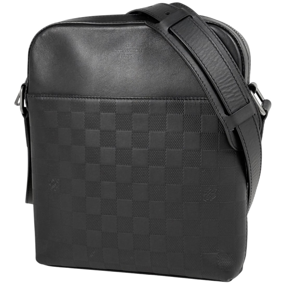 Louis Vuitton Pochette District Crossbody Shoulder Bag Damier Infini Onyx (Black) N23355 Men's: --- Catalog ---Category: SizeSize (HxWxD): 25cm x 20.5cm x 4.5cm / 9.84'' x 8.07'' x 1.77''Category: DesignType: Pochette, Shoulder bagColor: Black, OnyxGender: MenMaterial: Damier Infini Category: