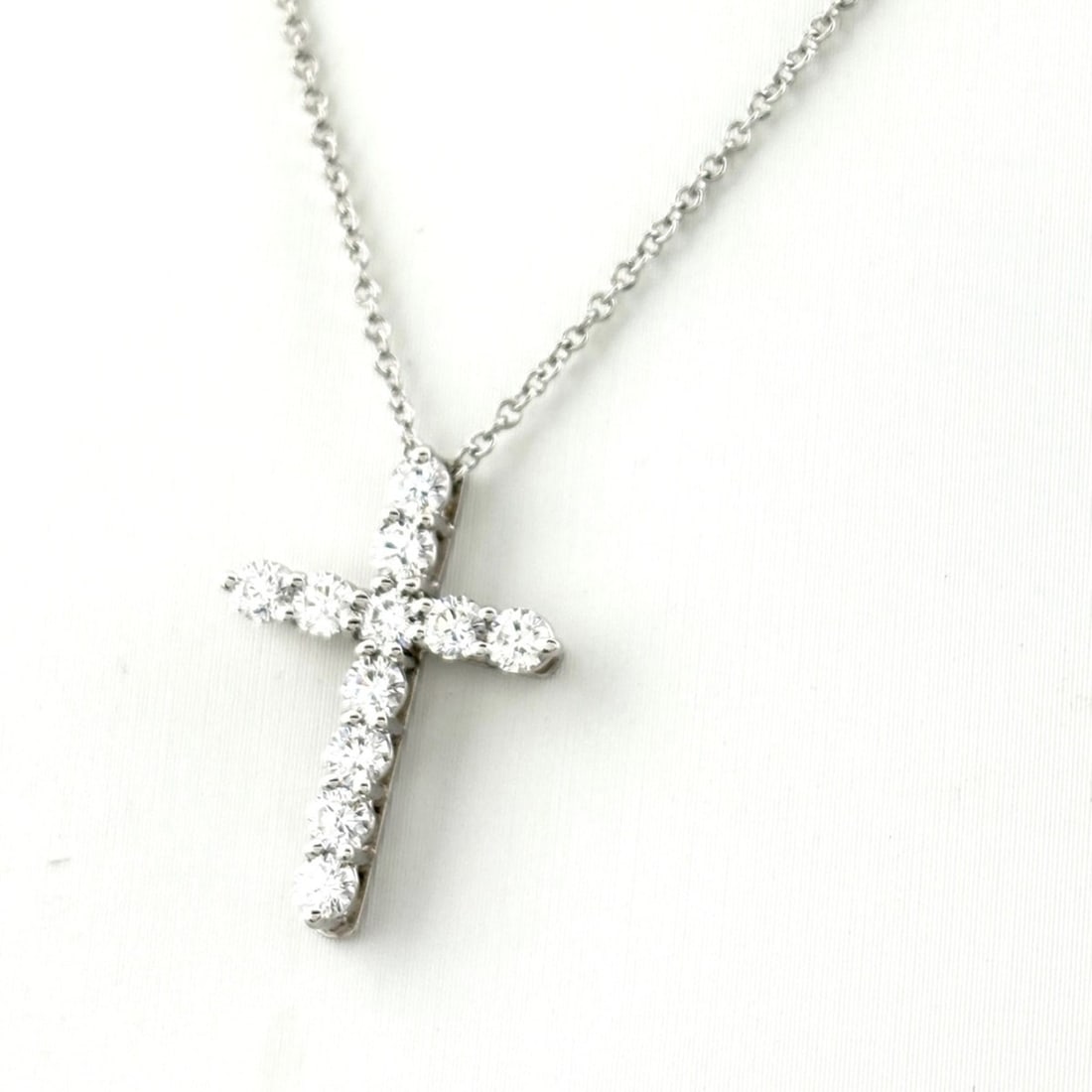 Tiffany & Co. Small Cross Necklace, Platinum Pendant, Pt950, Diamond, Women's: --- Catalog ---Category: SizePendant Size: 18.4mm x 14.3mm / 0.72'' x 0.56''Neck Circumference: 40 cm / 15.74''Category: DesignStone: DiamondGender: WomenMaterial: Platinum 950Pendant Type: PendantNec