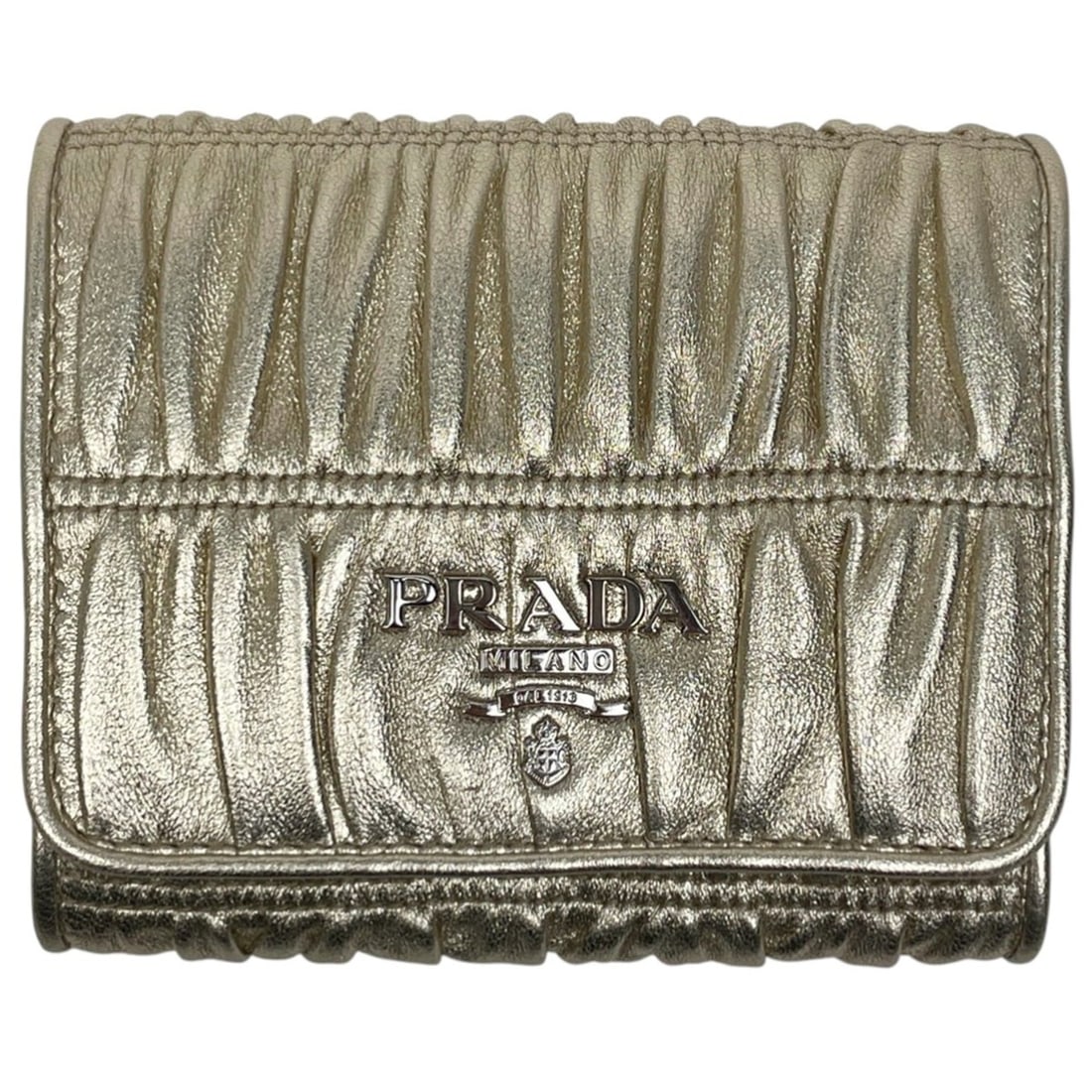 Prada Logo Tri-fold Wallet, Gathered Leather, Gold, Women's, 1MH176: --- Catalog ---Category: SizeSize (HxWxD): 9.5cm x 10.5cm x 2cm / 3.74'' x 4.13'' x 0.78''Category: DesignType: Wallet (tri-fold)Color: GoldGender: WomenMaterial: Leather Category: GeneralMPN: 1MH176B