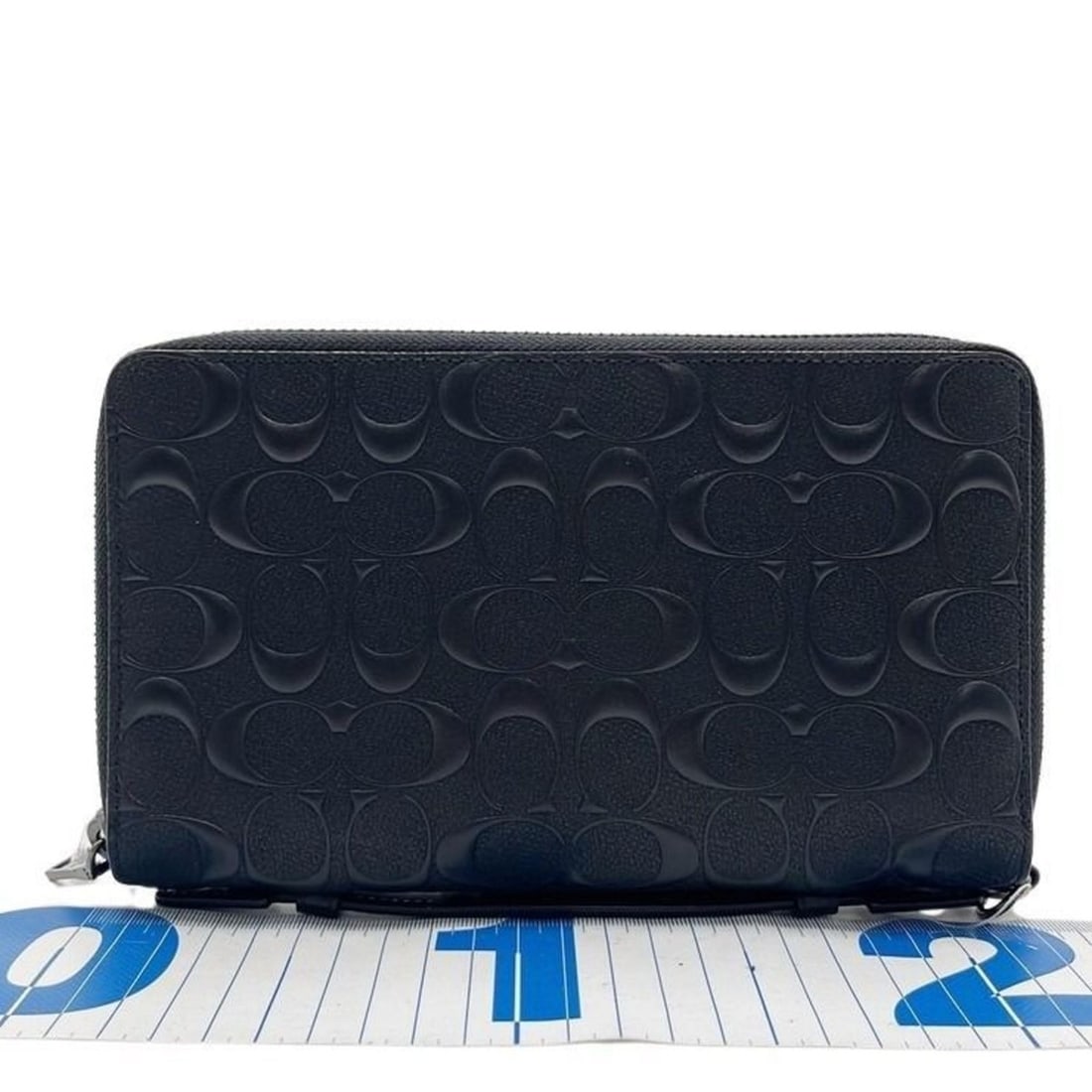 COACH Signature Organizer Clutch Bag F67637 Black Leather Men's: --- Catalog ---Category: SizeSize (HxWxD): 12cm x 21cm x 4cm / 4.72'' x 8.26'' x 1.57''Category: DesignType: Clutch bagColor: BlackStyle: FormalGender: MenMaterial: Leather Category: GeneralLine: Sign