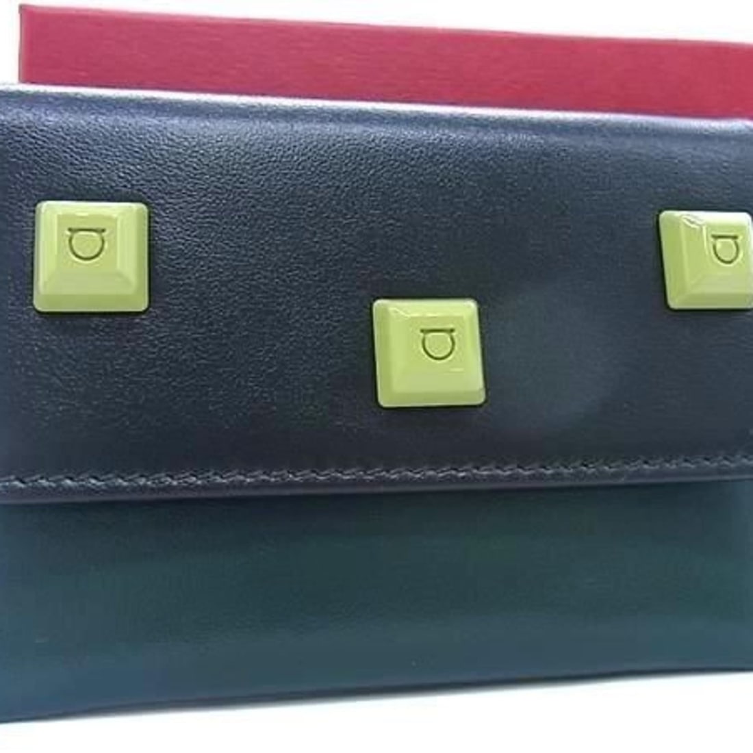 Salvatore Ferragamo business card holder/card case, Gancini design, 22 D696, green calf leather,: --- Catalog ---Category: DesignType: Business card caseColor: GreenGender: WomenMaterial: Leather Leather/Fur Type: CalfskinCategory: GeneralLine: GanciniBrand: Salvatore FerragamoCountry of Origin: I