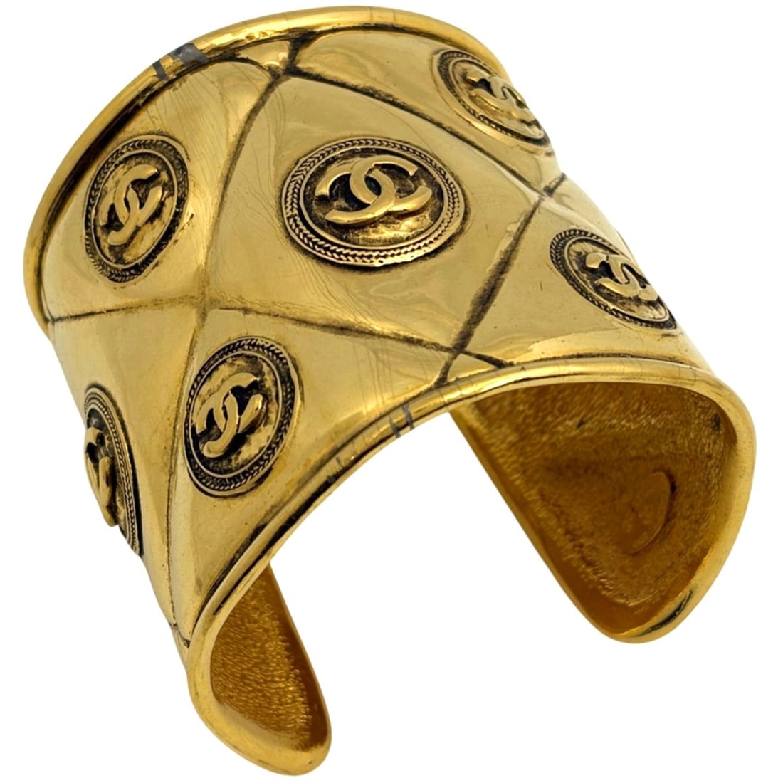 CHANEL Coco Mark Bangle Matelasse CC Bracelet GP Gold Women's: --- Catalog ---Category: SizeWidth: 6.5cm / 2.55''Length: 18cm / 7.08''Category: DesignType: BangleColor: GoldFinish: Gold platedGender: WomenCategory: GeneralLine: MatelasseBrand: Chanel--- Item List