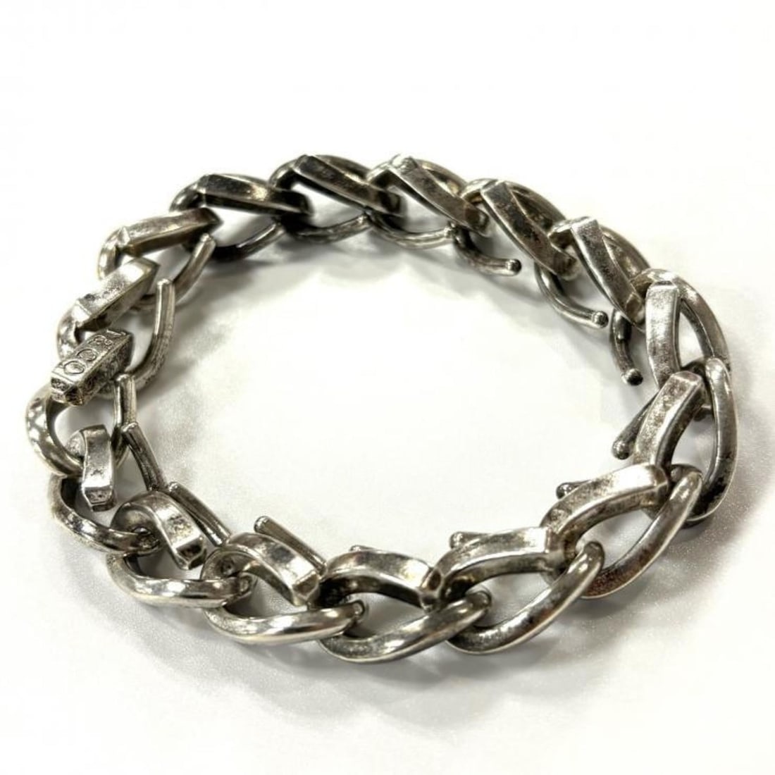 TIFFANY & Co. Forge Large Link Bracelet in Silver 925 with an Oxidized Finish. SV925 FORGE LARGE: --- Catalog ---Category: SizeLength: 20cm / 7.87''Category: DesignType: Charm braceletColor: SilverGender: Women,MenMaterial: Silver 925Category: GeneralBrand: Tiffany--- Item List ---Section: