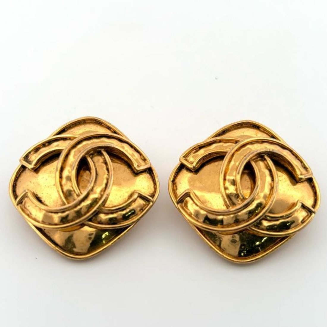 Vintage Chanel Coco Mark CC Square GP Gold Earrings, 94P: --- Catalog ---Category: DesignType: Clip earringsColor: GoldGender: WomenMaterial: Gold platingCategory: GeneralBrand: Chanel--- Item List ---Section: ConditionRanking: Rank AB Used - Traces of