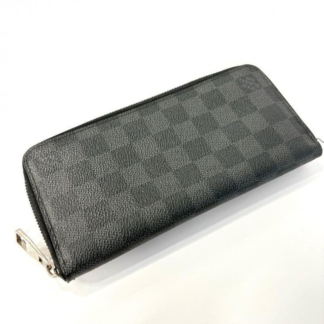 LOUIS VUITTON Zippy Wallet Vertical Damier Graphite N63095: --- Catalog ---Category: SizeSize (HxWxD): 9cm x 19.5cm x 1.5cm / 3.54'' x 7.67'' x 0.59''Category: DesignType: Long wallet (bi-fold)Color: Damier GraphiteGender: Women,MenMaterial: Damier Graphite