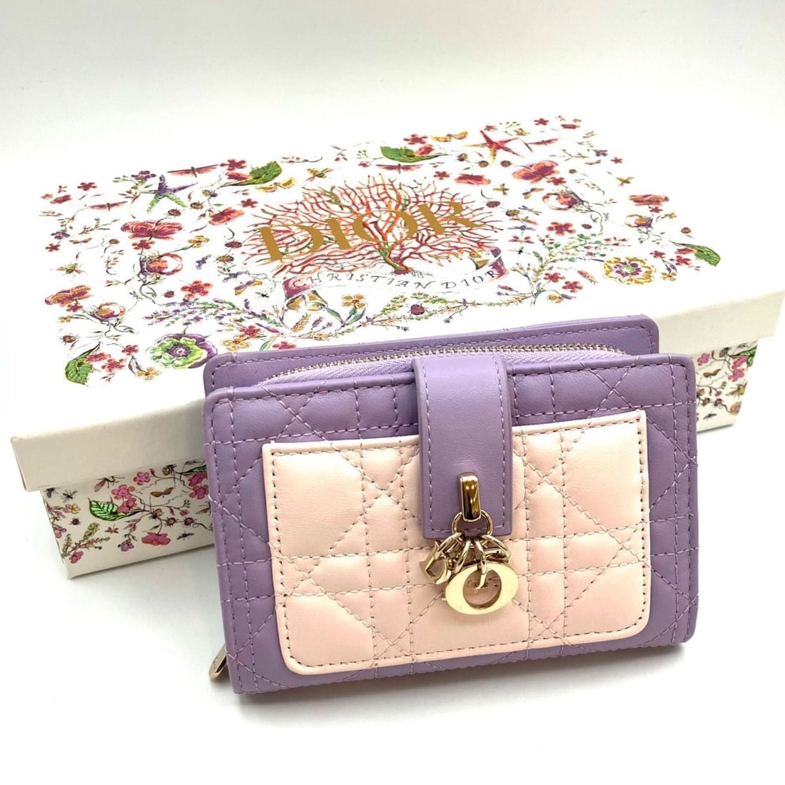 Christian Dior Dior Cannage My Dittany Japan-exclusive bi-fold wallet in lambskin lilac and purple: --- Catalog ---Category: SizeSize (HxWxD): 9.5cm x 13cm x 3.5cm / 3.74'' x 5.11'' x 1.37''Category: DesignType: Wallet (bi-fold)Color: PurpleGender: WomenCategory: GeneralBrand: Christian Dior---