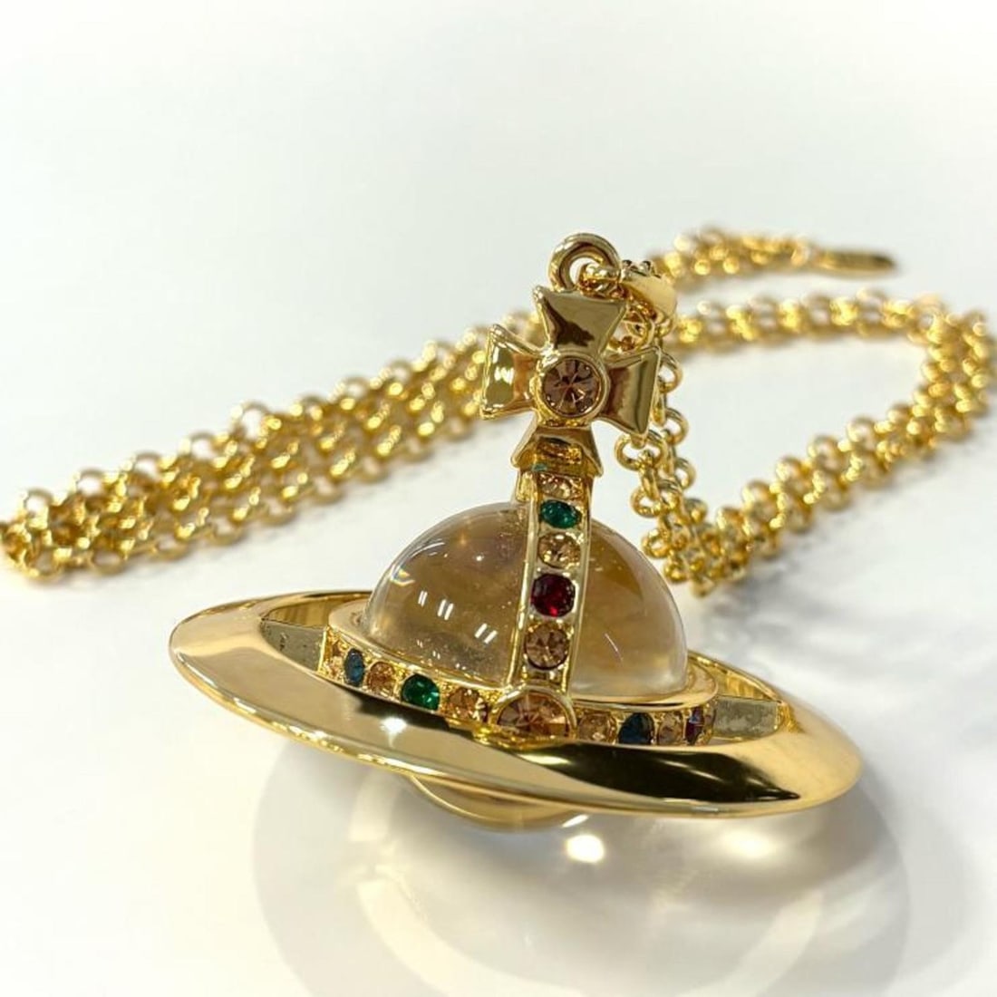 Vivienne Westwood Medium Orb Pendant Gold Necklace: --- Catalog ---Category: SizePendant Size: 50mm x 65mm / 1.96'' x 2.55''Neck Circumference: 80 cm / 31.49''Category: DesignColor: GoldGender: WomenNecklace Type: NecklaceCategory: GeneralBrand: