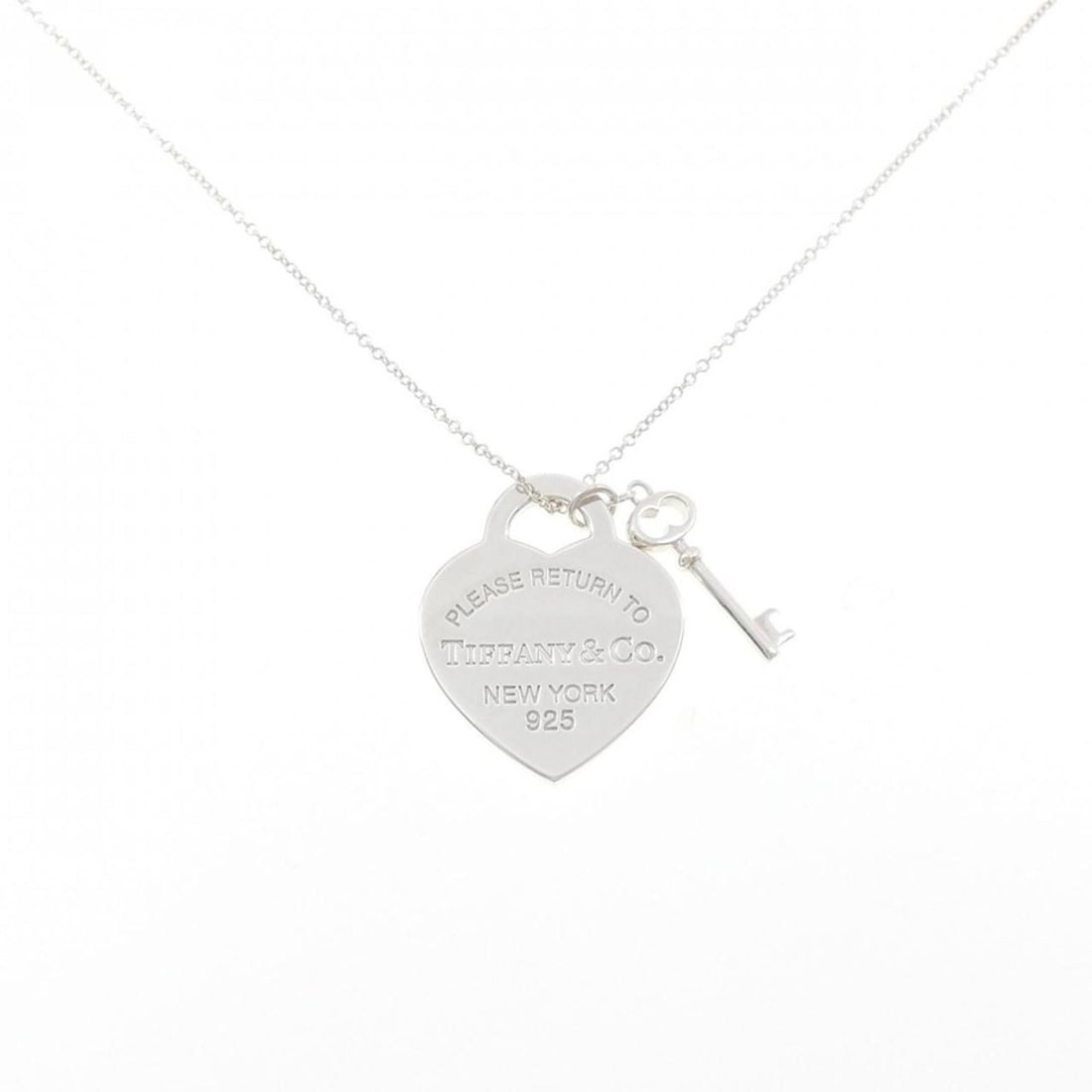 Tiffany & Co. Return to Heart Tag Key Medium Necklace: --- Catalog ---Category: SizePendant Size: 25.2mm x 20.7mm / 0.99'' x 0.81''Neck Circumference: 42 cm / 16.53''Category: DesignGender: WomenMaterial: Silver 925Pendant Type: PendantNecklace Type: Neck
