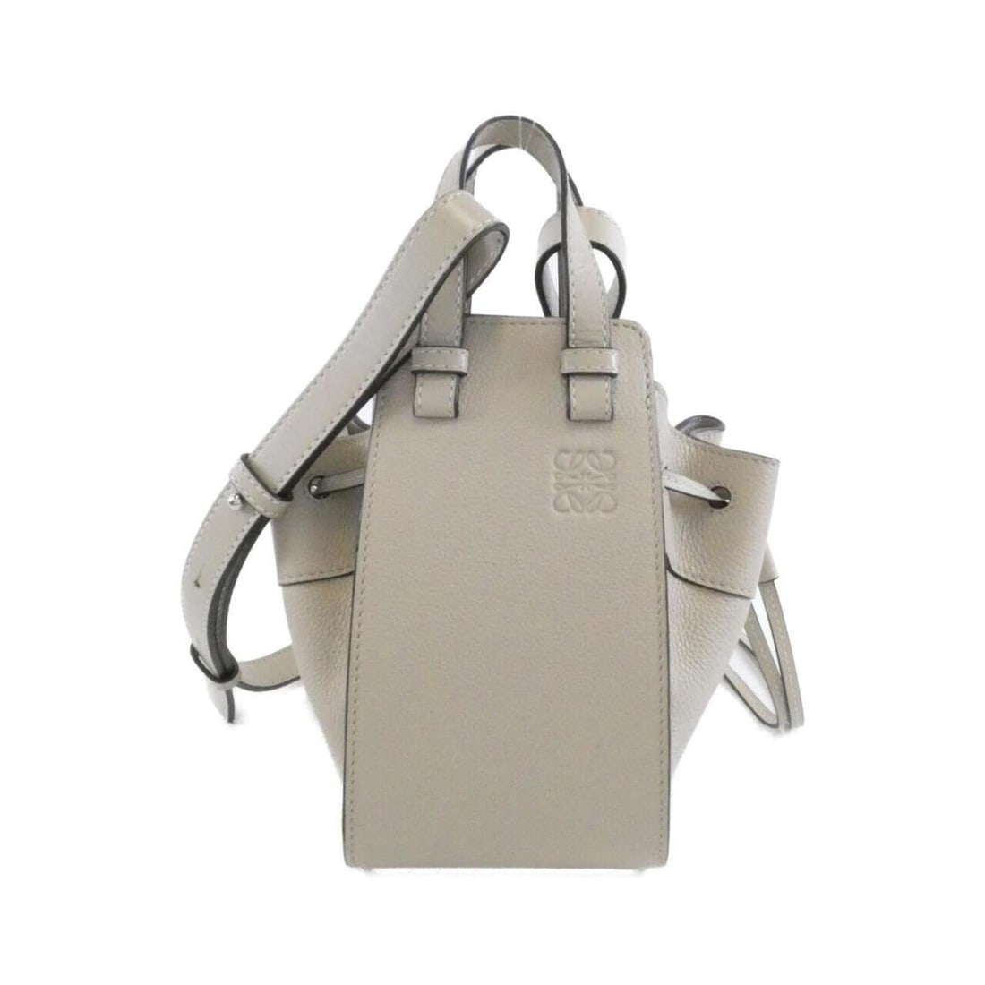 Loewe Hammock Drawstring Mini 314 12 V07 Shoulder Bag: --- Catalog ---Category: SizeSize (HxWxD): 21cm x 19cm x 16cm / 8.26'' x 7.48'' x 6.29''Category: DesignType: Shoulder bagColor: BeigeGender: WomenMaterial: Leather Hardware Color: SilverLeather/Fur T