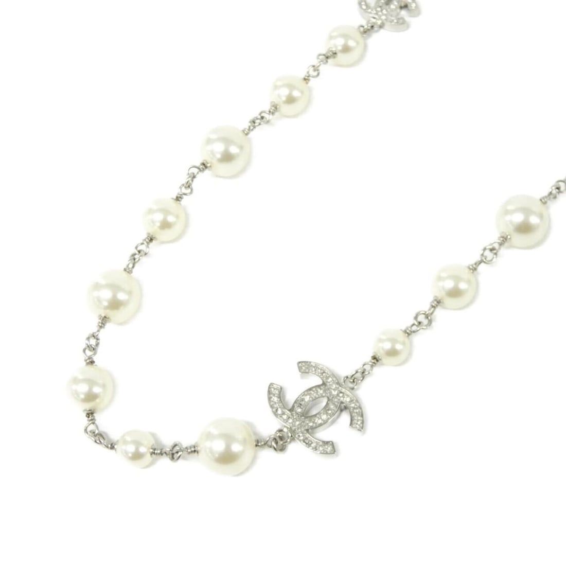 Chanel 36121 Necklace: --- Catalog ---Category: SizePendant Size: 21mm x 21mm / 0.82'' x 0.82''Neck Circumference: 104 cm - 106 cm / 40.94'' - 41.73''Category: DesignColor: Silver, WhiteGender: WomenNecklace Type: