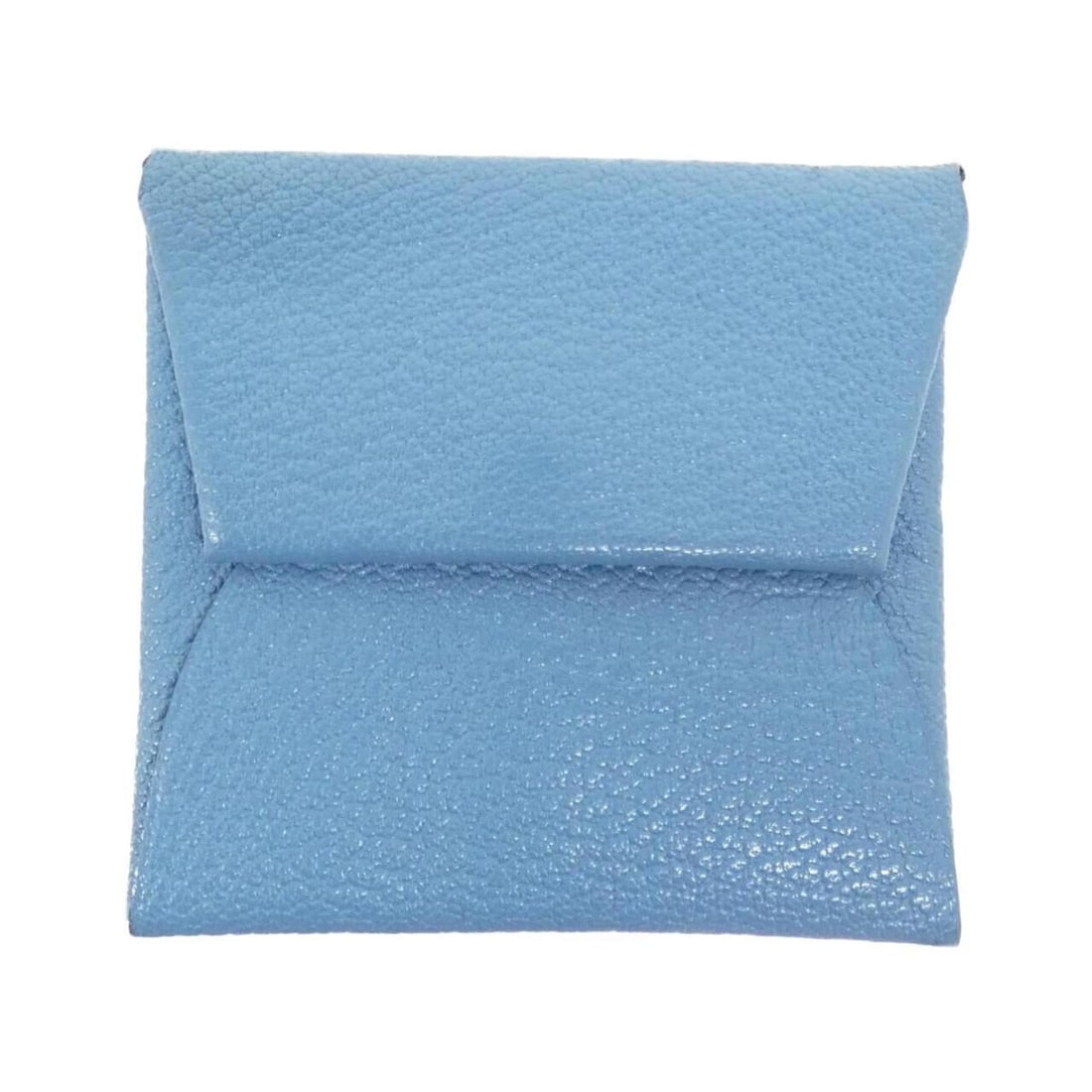 Hermes Bastia Verso 078479CK Wallet/Coin Case: --- Catalog ---Category: SizeSize (HxWxD): 8.5cm x 8cm / 3.34'' x 3.14''Category: DesignType: Coin purse/coin caseColor: Blue jeanGender: WomenMaterial: Chevre leather Category: GeneralMPN: 078479CKBr