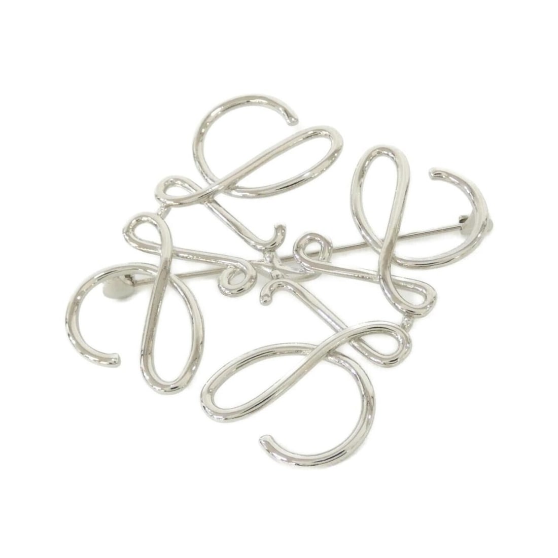 Loewe 111 25 020 Brooch: --- Catalog ---Category: SizeSize (HxWxD): 5.3cm x 5cm / 2.08'' x 1.96''Category: DesignType: BroochColor: SilverGender: WomenCategory: GeneralMPN: 111 25 020Brand: Loewe--- Item List ---Section: