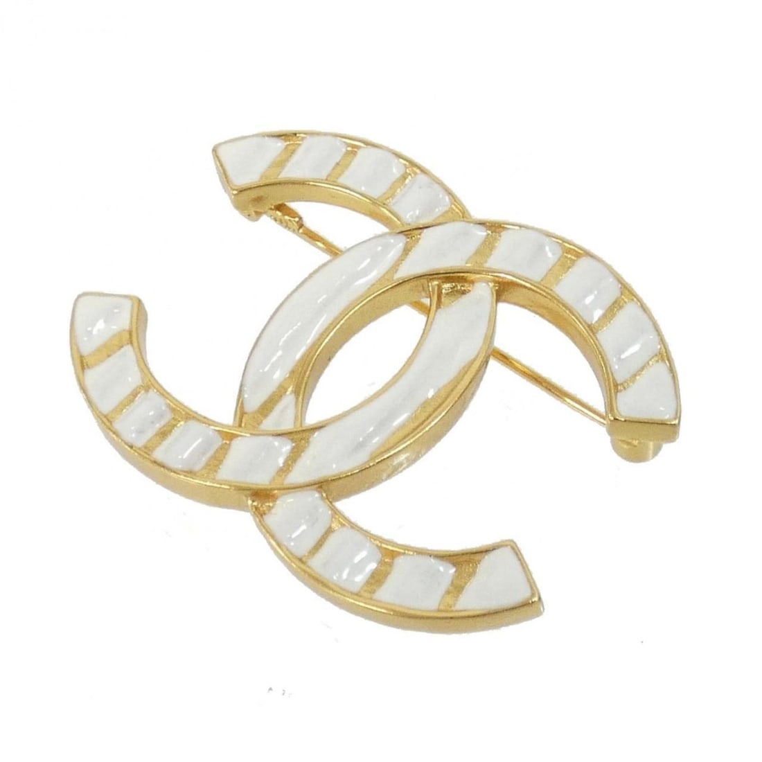 Chanel brooch: --- Catalog ---Category: SizeSize (HxWxD): 3.2cm x 4.5cm / 1.25'' x 1.77''Category: DesignType: BroochColor: Gold, WhiteGender: WomenCategory: GeneralBrand: Chanel--- Item List ---Section: