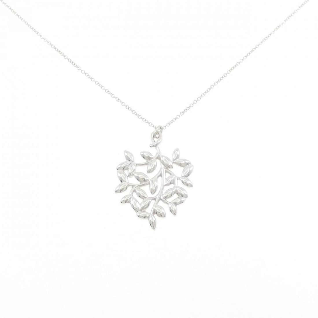 Tiffany Olive Leaf Small Necklace: --- Catalog ---Category: SizePendant Size: 27.9mm x 20.5mm / 1.09'' x 0.8''Neck Circumference: 46 cm / 18.11''Category: DesignColor: SilverGender: WomenMaterial: Silver 925Pendant Type: