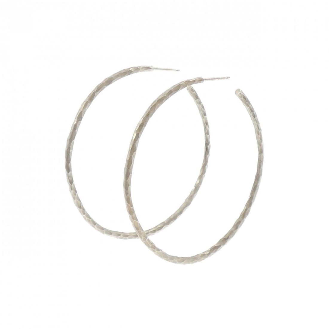 Tiffany Hammered Hoop Large Earrings: --- Catalog ---Category: SizeSize (HxWxD): 48.30mm x 1.70mm / 1.90'' x 0.07''Category: DesignType: Hoop earringsColor: SilverGender: WomenMaterial: Silver 925Category: GeneralBrand: Tiffany--- Item