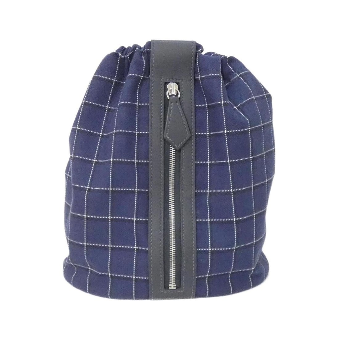 Hermes Trek H 084521CK Handbag Pouch: --- Catalog ---Category: SizeSize (HxWxD): 19cm x 21cm x 12cm / 7.48'' x 8.26'' x 4.72''Category: DesignType: Handbag, PouchColor: Black, Blue, Blue nuit, WhiteGender: WomenMaterial: Canvas , Swift