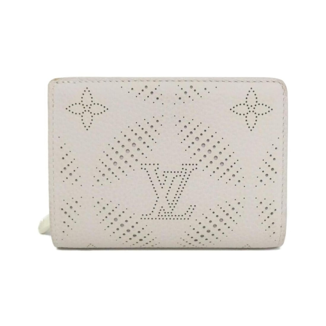 Louis Vuitton Mahina Portefeuille Claire M13470 Wallet: --- Catalog ---Category: SizeSize (HxWxD): 8cm x 11cm x 2cm / 3.14'' x 4.33'' x 0.78''Category: DesignType: Wallet (bi-fold)Color: Gray, PinkGender: WomenMaterial: Leather Leather/Fur Type: Calf leath