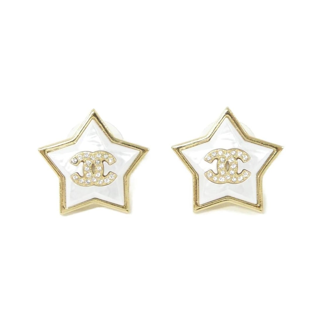 Chanel ABC401 Earrings: --- Catalog ---Category: SizeSize (HxWxD): 21.00mm x 22.00mm / 0.83'' x 0.87''Category: DesignType: Stud earringsColor: Gold, WhiteStone: CrystalGender: WomenCategory: GeneralBrand: Chanel--- Item